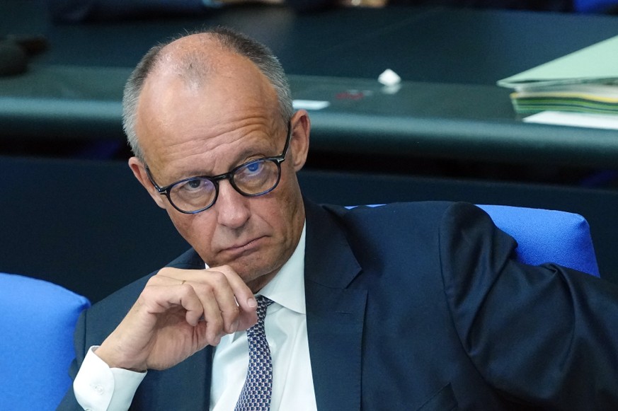 KEYPIX - 08.09.2026, Berlin: Bundeskanzler Friedrich Merz (CDU) verfolgt die Sitzung des Bundestags zu Beginn der Haushaltswoche. (KEYSTONE/DPA/Kay Nietfeld)