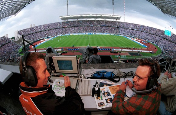 Bildnummer: 03009597 Datum: 22.08.1999 Copyright: imago/Lambert
Die Sat1 Scouter Axel Spieler (li.) und Felix Meffert beobachten w�hrend ihrer Arbeit f�r die Fu�ballsendung ran im Berliner Olympiasta ...