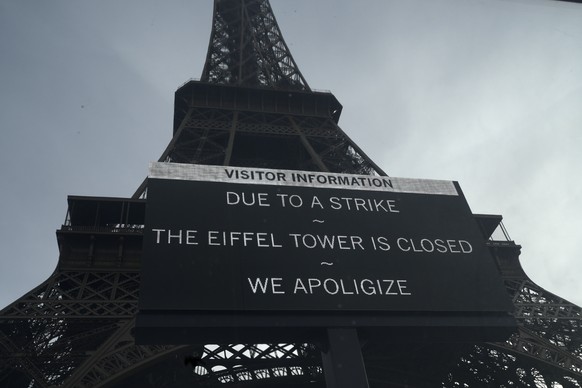 A sign warns of a strike at the Eiffel Tower on Wednesday.  27, 2023 in Paris.  The Eiffel Tower was closed to visitors on Wednesday due to a strike over contract negotiations, the day the...