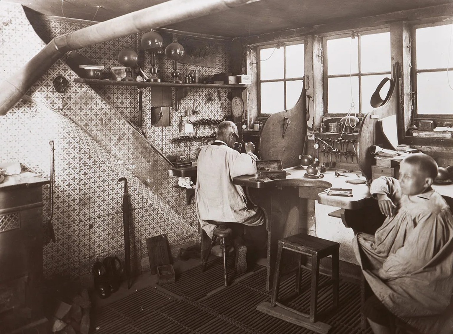 Boissonnas Blick in eine Gravurwerkstatt des beginnenden 20. Jahrhunderts.
https://www.mahmah.ch/collection/oeuvres/photographies-tirages-modernes-photographies-tirages-modernes-photographies