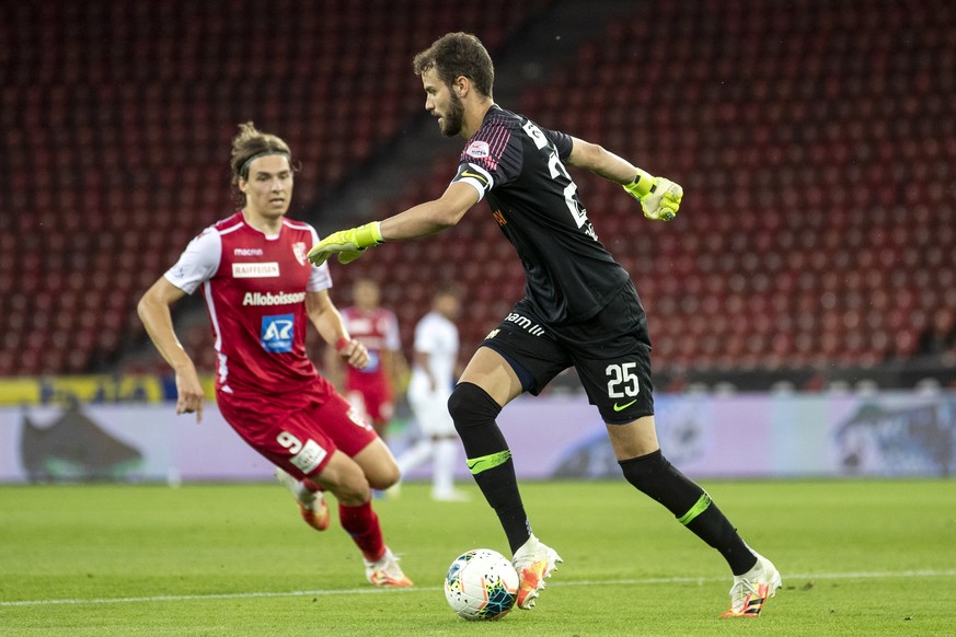 Sions Roberts Uldrikis, links, im Spiel gegen Zuerichs Torhueter Janick Brecher, rechts, im Fussball Meisterschaftsspiel der Super League zwischen dem FC Zuerich und dem FC Sion, am Dienstag, 28. Juli ...