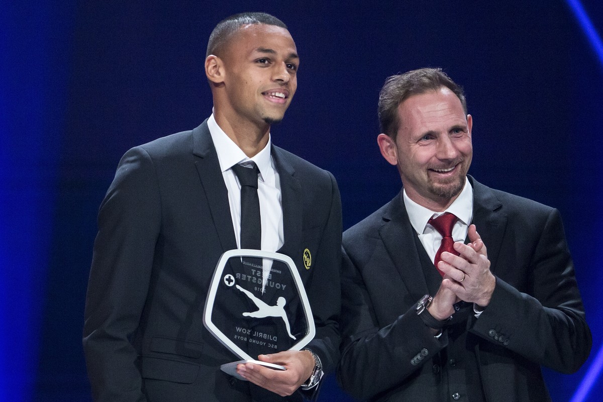 Djibril Sow, BSC Young Boys, erhaelt den Award "Best Youngster", links, neben Mauro Lustrinelli, rechts, an der 6. SFL Award Night am Montag, 28. Januar 2019, im KKL in Luzern. (KEYSTONE/Ale ...