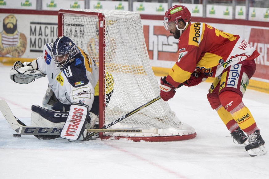 Biels Robbie Earl, rechts, trifft gegen Ambris Torhueter Benjamin Conz zum 5:1 im Eishockey Meisterschaftsspiel der National League zwischen dem EHC Biel und dem HC Ambri-Piotta, am Sonntag, 17. Dezem ...