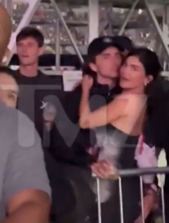 Kylie Jenner und Timothée Chalamet auf einem Foto direkt nachdem sie sich geküsst haben