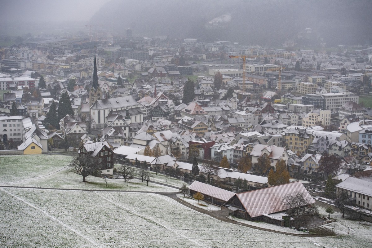 Das Dorfzentrum von Stans im Kanton Nidwalden ist leicht mit Schnee bedeckt, am Freitag, 26. November 2021. (KEYSTONE/Urs Flueeler).