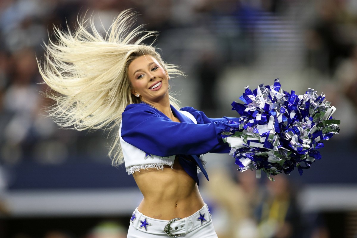 NFL, American Football Herren, USA Washington Commanders at Dallas Cowboys Jan 5, 2025 Arlington, Texas, USA Dallas Cowboys cheerleader performs during a timeout in the game against the Washington Com ...