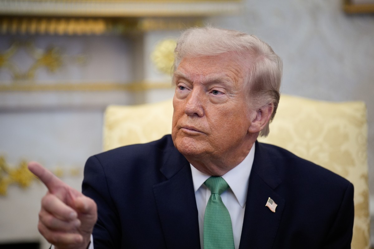 epa12827803 US President Donald Trump speaks during his meeting with Taoiseach of Ireland Micheal Martin in the Oval Office of the White House in Washington DC, USA, 17 March 2026. EPA/YURI GRIPAS / P ...