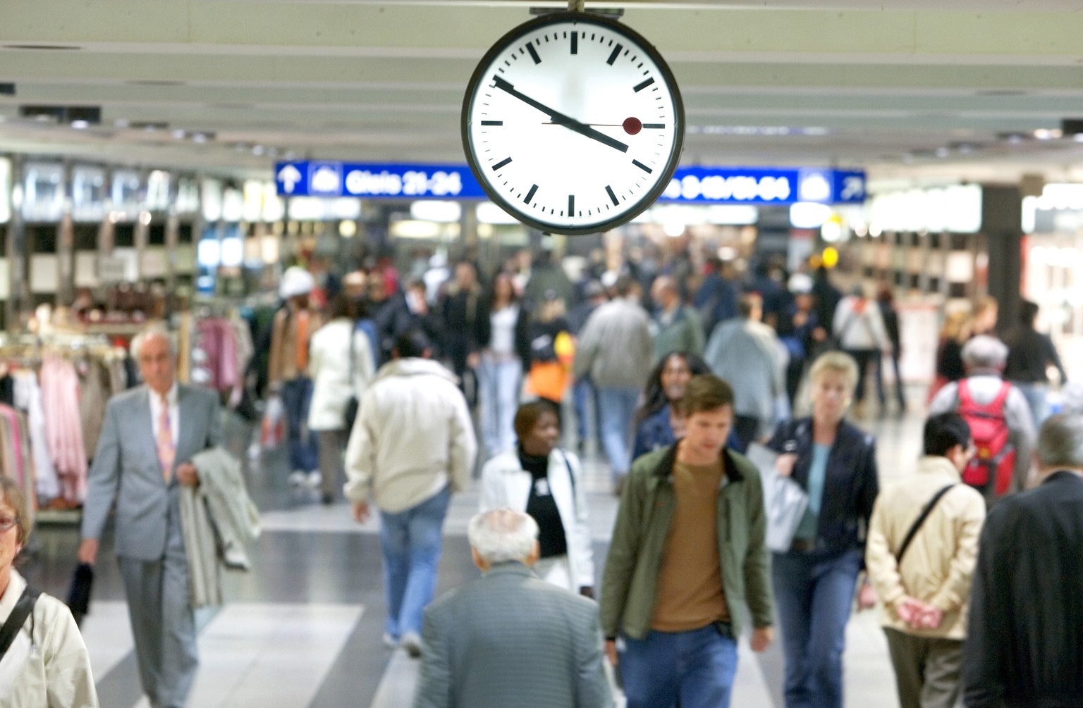 ARCHIV -- ZUM 75. JAHRESTAG DER SCHWEIZERISCHEN BAHNHOFSUHR, STELLEN WIR IHNEN FOLGENDES BILDMATERIAL ZUR VERFUEGUNG -- Passanten laufen am Donnerstag, 29. September 2005, in der Ladenpassage Shop Vil ...