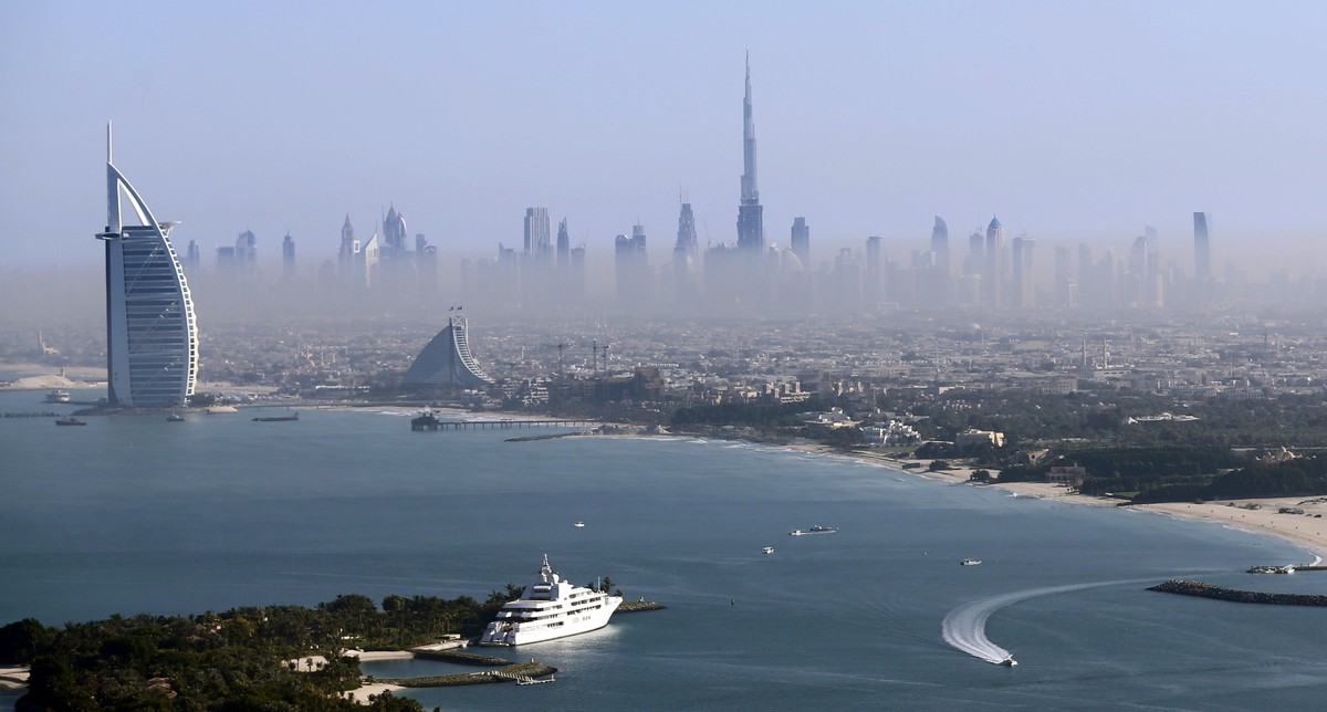 Burj Khalifa, the world's tallest tower, and luxury Burj al-Arab Hotel (L) are seen in a general view of Dubai, UAE December 9, 2015. Picture taken December 9, 2015. REUTERS/Karim Sahib/Pool TPX  ...