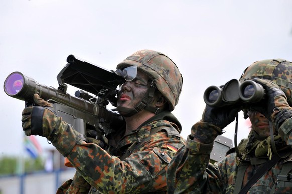 Bundeswehr-Soldaten mit einer Stinger-Lenkwaffe.