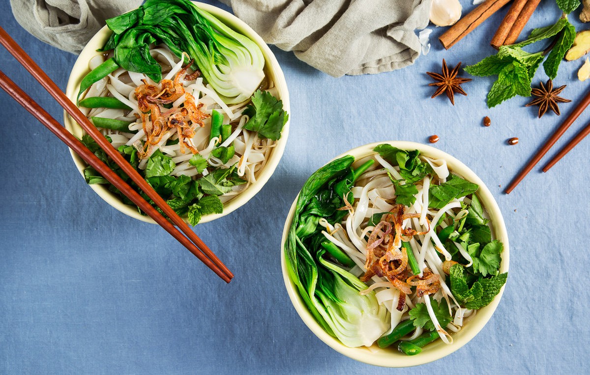 vegetarische pho nudel suppe vietnamesisch essen food https://www.vegetariantimes.com/recipes/vegetarian-pho