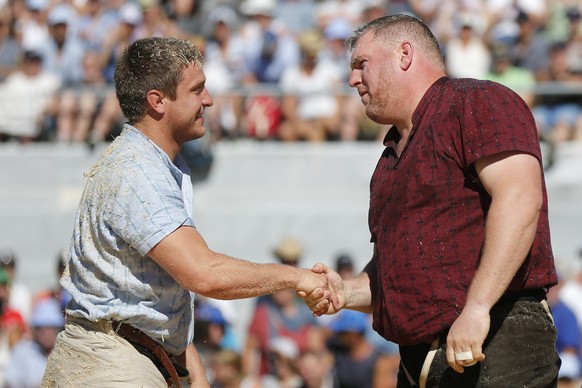 Christian Stucki, rechts, und Curdin Orlik nach dem Schlussgang beim Mittellaendischen Schwingfest, am Sonntag, 11. Juni 2017 auf dem Gurten bei Bern. (KEYSTONE/Peter Klaunzer)