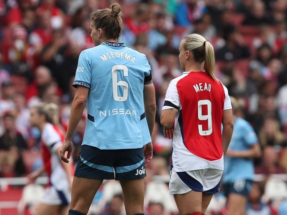 Vivianne Miedema of Manchester City and Beth Mead of Arsenal during the match Arsenal v Manchester City, Barclays Women s Super League, Emirates Stadium, Islington, London, UK - 22/09/2024 EDITORIAL U ...