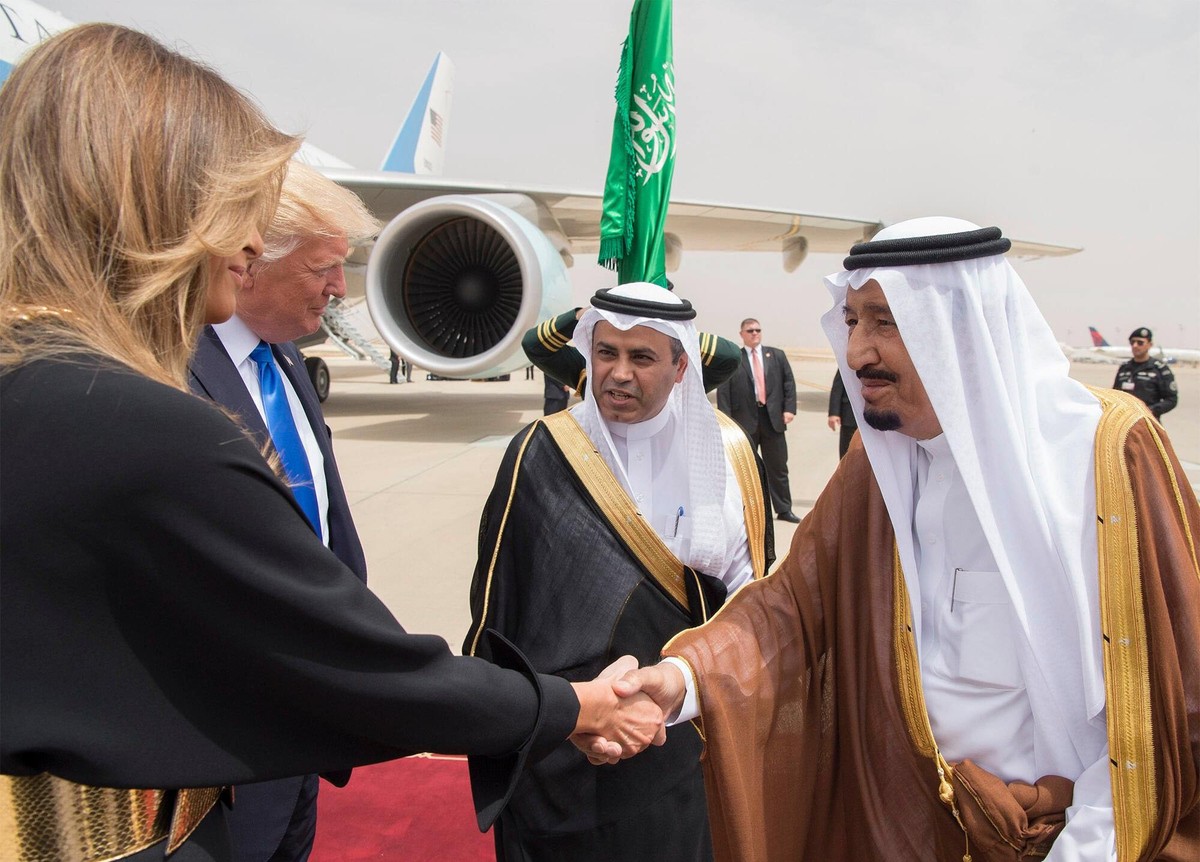 epa05976124 A handout photo made available by the Saudi Press Agency shows US President Donald J. Trump (2-L) and his wife, First Lady Melania Trump (L) being welcomed by Saudi Arabia's King Salm ...