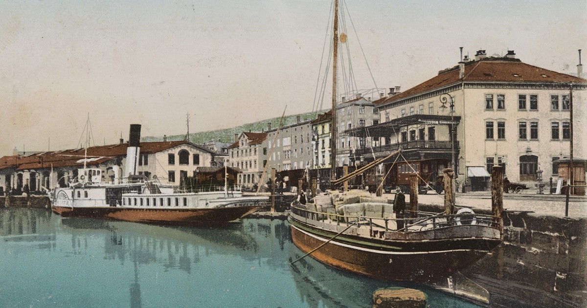 Un bateau à vapeur à aubes et une péniche dans le port de Rorschach en 1902.