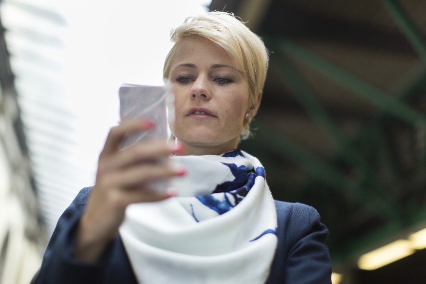 Member of the Swiss National Council Natalie Rickli telephones while waiting at the train station of Winterthur, Switzerland, on May 21, 2015. (KEYSTONE/Gaetan Bally) 

Natalie Rickli, Nationalraetin  ...