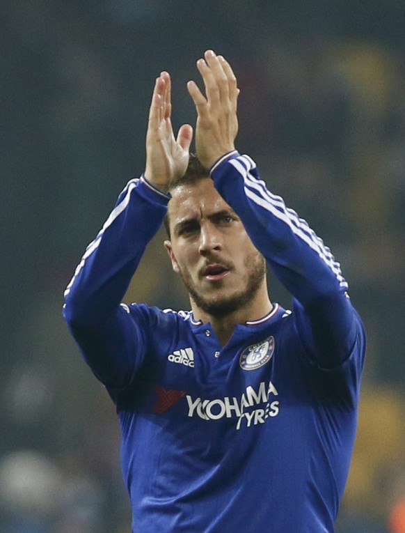 Chelsea&#039;s Eden Hazard greets supporters after their Champions League group G soccer match against BATE Borisov at the Olympic stadium in Kiev, Ukraine, October 20, 2015. REUTERS/Gleb Garanich