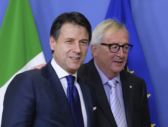 epa07226190 Italian Prime Minister Giuseppe Conte (L) is welcomed by European Commission President Jean-Claude Juncker prior to a meeting in Brussels, Belgium, 12 December 2018. Conte is in Brussels f ...