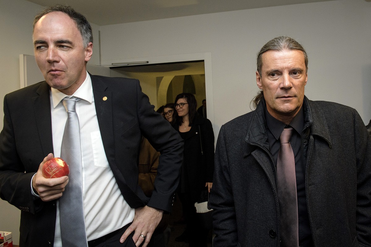 Christophe Darbellay (PDC), a gauche, et le Conseiller d'Etat, Oskar Freysinger de la formation "Ensemble a droite", candidats, lors des elections au Conseil d'Etat valaisan ce dim ...