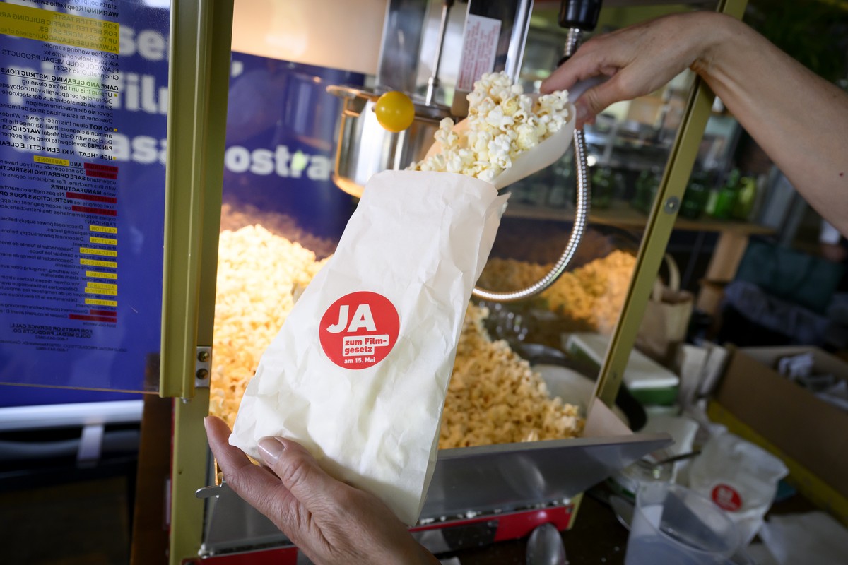 Eine Frau macht pop-corn, im Hauptquartier des Ja-Komitees zur Aenderung des Filmgesetzes (Lex Netflix), am Sonntag, 15. Mai 2022 in Bern. Das eidgenoessische Stimmvolk muss am Sonntag ueber drei Vorl ...