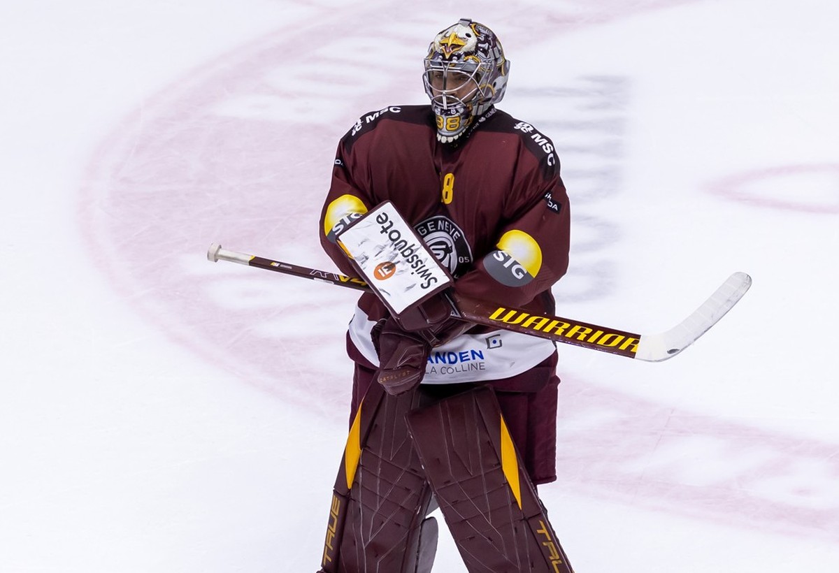 The goaltender Stephane Charlin (GSHC) leaves the ice after conceding his fourth goal, during a National League regular season game of the Swiss Championship between Geneve-Servette HC, GSHC, and HC L ...
