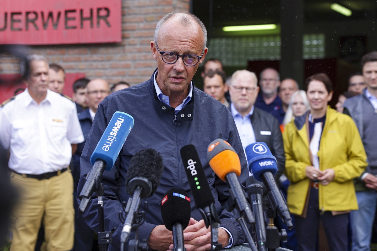 epa13184558 German Chancellor Friedrich Merz speaks as he visits Huertgenwald following wildfires near Dueren, Germany, 22 August 2026. The wildfire in Huertgenwald, one of the largest forest fires in ...