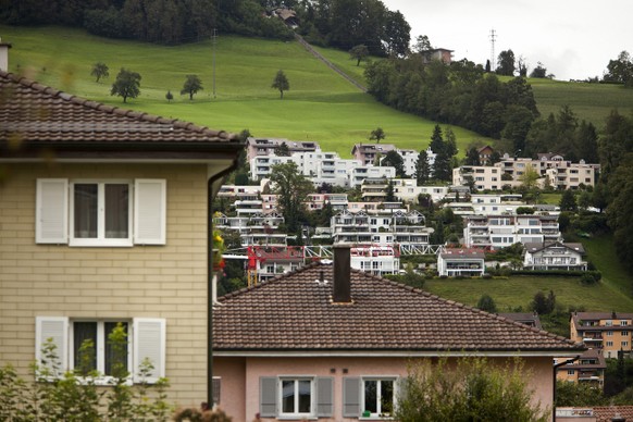 ZUR KANTONALEN ABSTIMMUNG ZAHLBARES WOHNEN KANTON LUZERN AM SONNTAG, 4. MAERZ 2018, STELLEN WIR IHNEN FOLGENDES BILDMATERIAL ZUR VERFUEGUNG - Terassensiedlung in Kriens, Kanton Luzern, aufgenommen am  ...