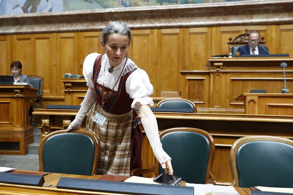 Yvette Estermann (SVP-LU), mit einer Tracht bekleidet, legt ihr Mobiltelefon auf den Tisch, waehrend der Sommersession der Eidgenoessischen Raete, am Dienstag, 6. Juni 2017 in Bern. (KEYSTONE/Peter Kl ...