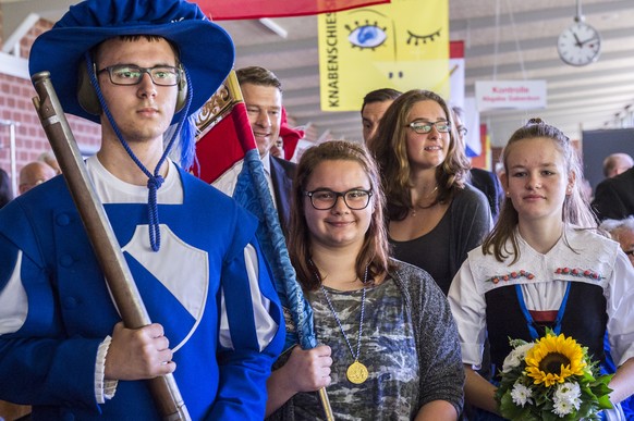 Die Schuetzenkoenigin Maria Grieser, Mitte, posiert fuer den Fotografen mit Ehrendame sowie der Ehrengarde und mit der letztjaehrigen Gewinnerin von 2014, Milena Brennwald, rechts hinter Maria Grieser ...