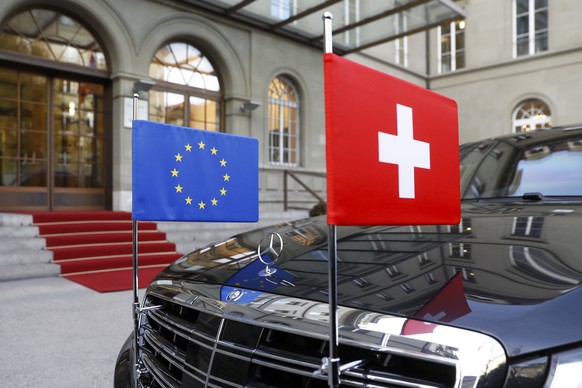 A limousine with the flags of the European Union and Switzerland waits in front of the Bernerhof, during the official visit of European Commission President Jean-Claude Juncker in Bern, Switzerland, T ...