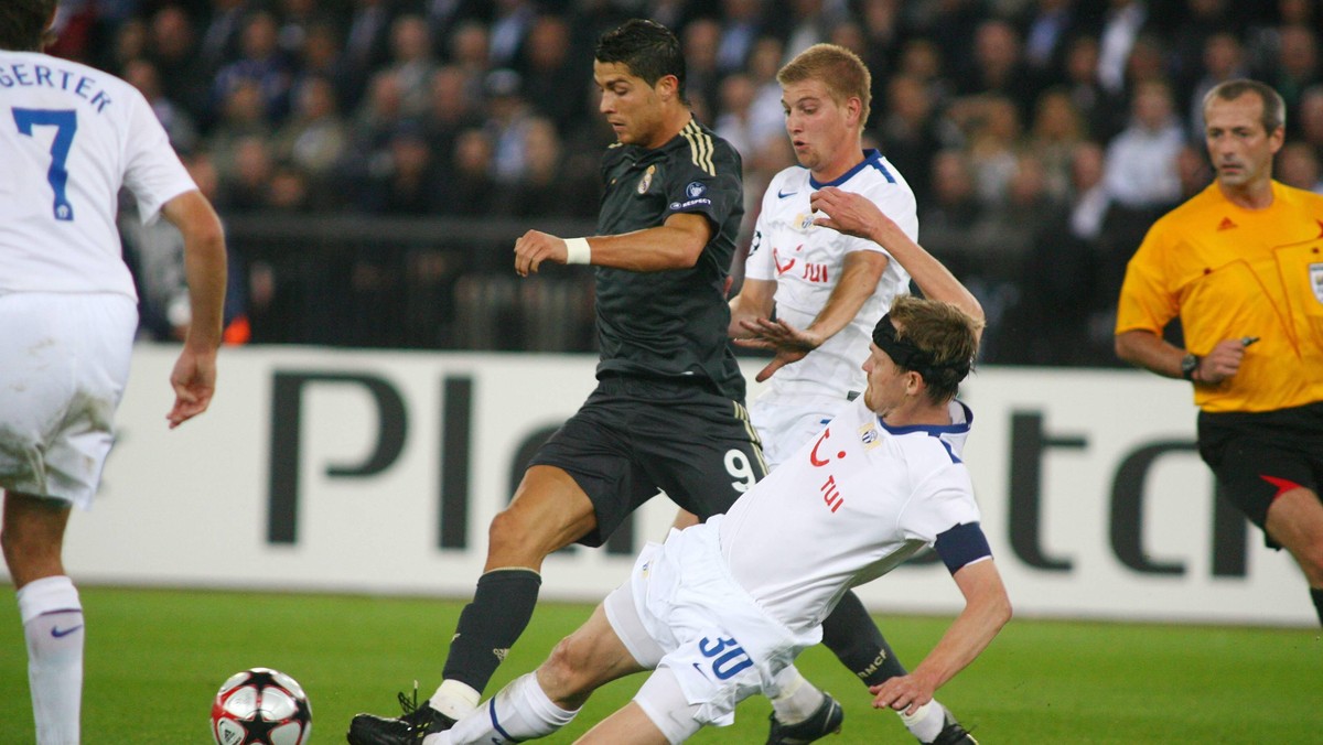 IMAGO / Geisser

Fussball Champions League FC Zürich - Real Madrid Cristiano Ronaldo (li, Real Madrid) gegen Hannu Tihinen und Florian Stahel (FC Zürich)