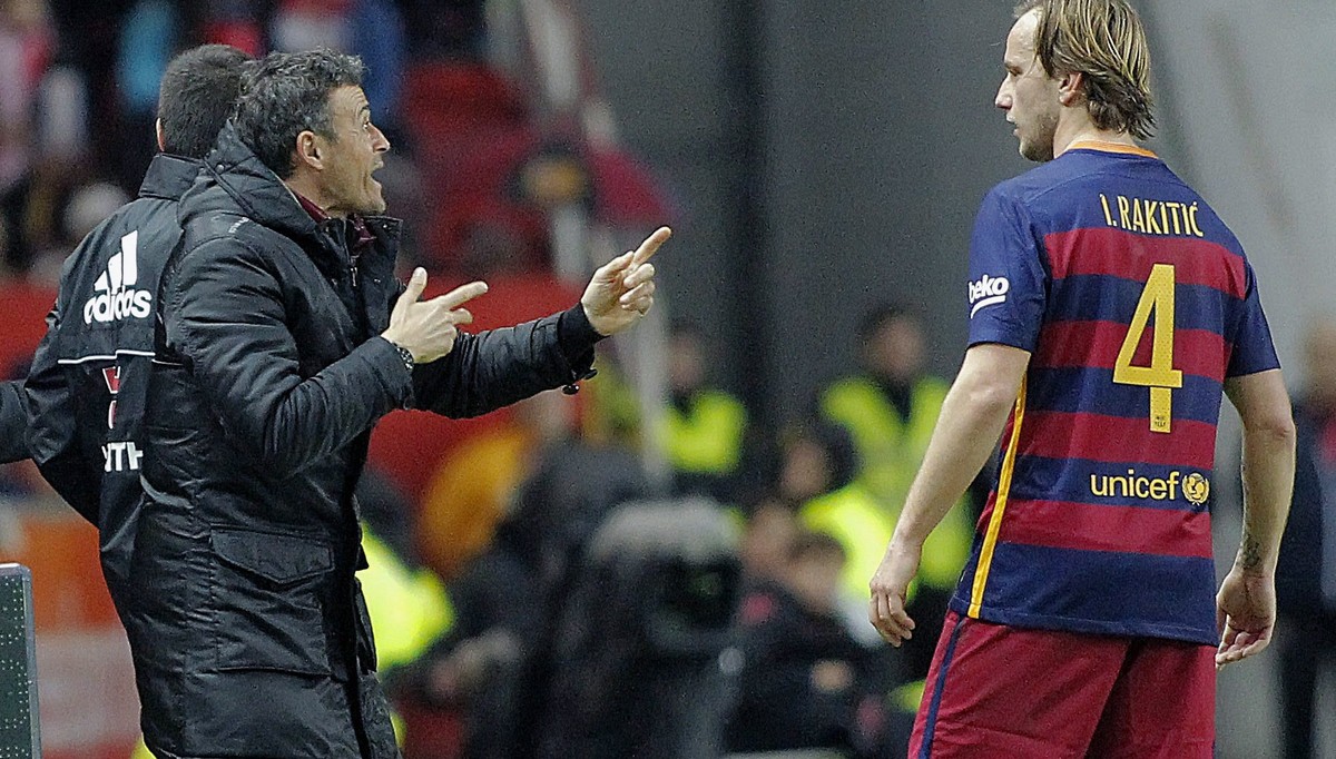 epa05167020 FC Barcelona's head coach Luis Enrique (2R) gives instructions to Croatian midfielder Ivan Rakitic (R) during the Spanish Primera Division soccer match between Sporting Gijon and FC B ...