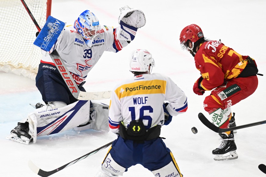 Tigers Julian Schmutz, rechts, verpasst eine Chance gegen Klotens Goalie Sandro Zurkirchen, links, beim Eishockey-Qualifikationsspiel der National League, zwischen den SCL Tigers und dem EHC Kloten, a ...