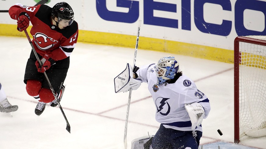 JAHRESRUECKBLICK 2017 - SPORT - New Jersey Devils center Nico Hischier, left, of Switzerland, jumps out to screen a shot from a teammate as Tampa Bay Lightning goalie Peter Budaj, of Slovakia, (31) de ...