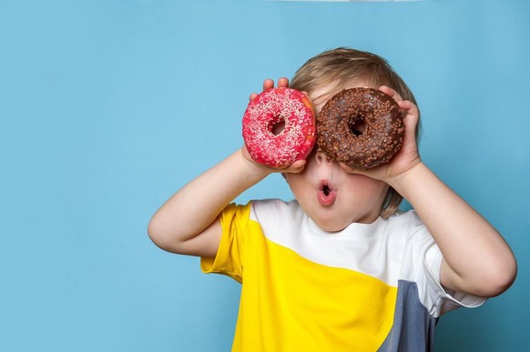 Kind Übergewicht Donuts