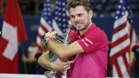 epa05535750 Stan Wawrinka of Switzerland celebrates with the championship trophy after defeating Novak Djokovic of Serbia during the men&#039;s final on the final day of the US Open Tennis Championshi ...