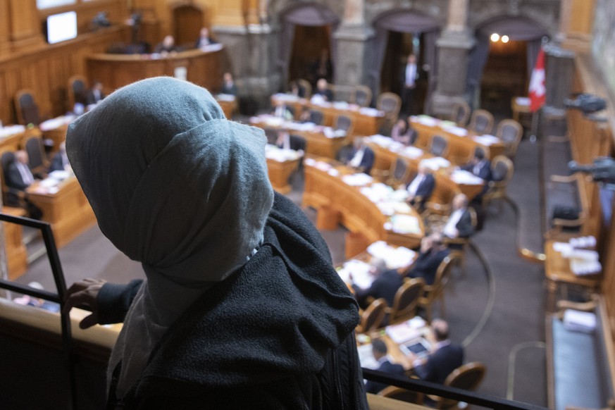 Eine Besucherin verlaesst die Tribuene im Staenderat, waehrend der Debatte um das Verhuellungsverbot, waehrend der Herbstsession der Eidgenoessischen Raete, am Donnerstag, 26. September 2019 in Bern.  ...