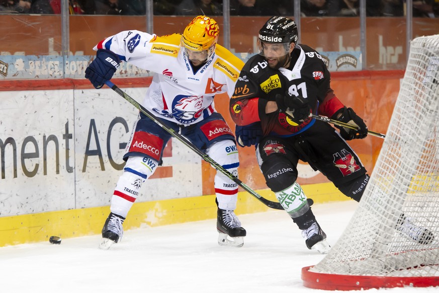 Zuerichs Topscorer Garrett Roe, links, und Berns Thomas Ruefenacht, rechts, kaempfen um den Puck, beim Eishockey Meisterschaftsspiel der National League zwischen dem SC Bern und den ZSC Lions, in der  ...