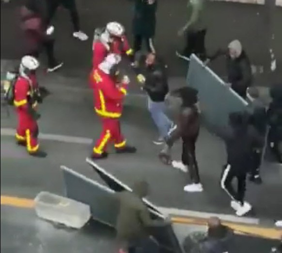 Rauchwolken an Pariser Gare de Lyon - Krawalle am Rande von Konzert
Feuerwehr wird daran gehindert das Feur zu löschen. Sie beklagen das die Polzei sich nicht bliken lies.