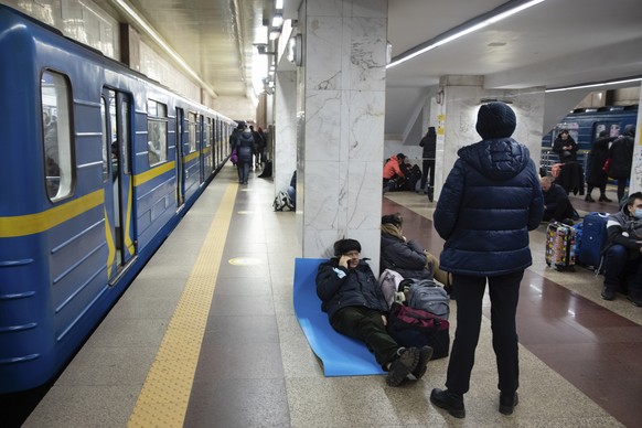 epa09782633 Ukrainians take shelter in a metro station for the coming night in Kiev, Ukraine, 24 February 2022. Russian troops launched a major military operation on Ukraine on 24 February, after week ...