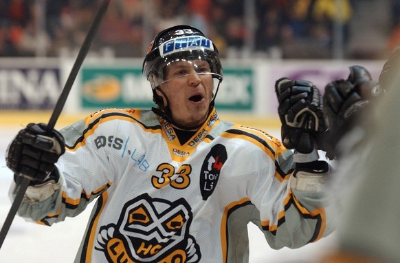 Luganos Petteri Nummelin laesst sich nach seinem Tor zum 0:3 von seinen Teamkollegen feiern, beim NLA Eishockey Playoff Finalspiel (best of 5, 4. Runde) zwischen dem SC Bern und dem HC Lugano am Donne ...