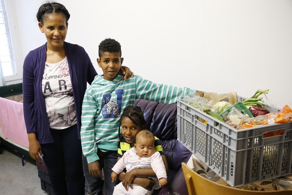 Eine Fluechtlingsfamilie aus Eritrea freut sich ueber die Nahrungsmittel-Lieferung der Organisation &quot;Schweizer Tafel&quot;, am Freitag, 1. Mai 2015, im Heilsarmee Fluechtlingsheim in Zollikofen.  ...