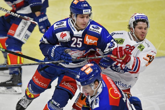 Der Zuercher Roger Karrer, links, gegen den Lakers Jan Mosimann, rechts, beim Eishockeyspiel der National League ZSC Lions gegen die SC Rapperswil-Jona Lakers im Zuercher Hallenstadion am Mittwoch, 2. ...