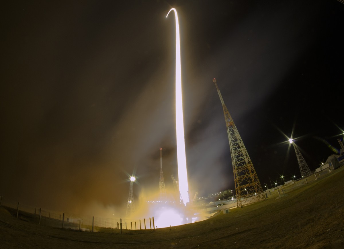 Die Sojus-Rakete mit drei Astronauten an Bord hob kurz nach 22 Uhr Schweizer Zeit vom Weltraumbahnhof Baikonur ab.