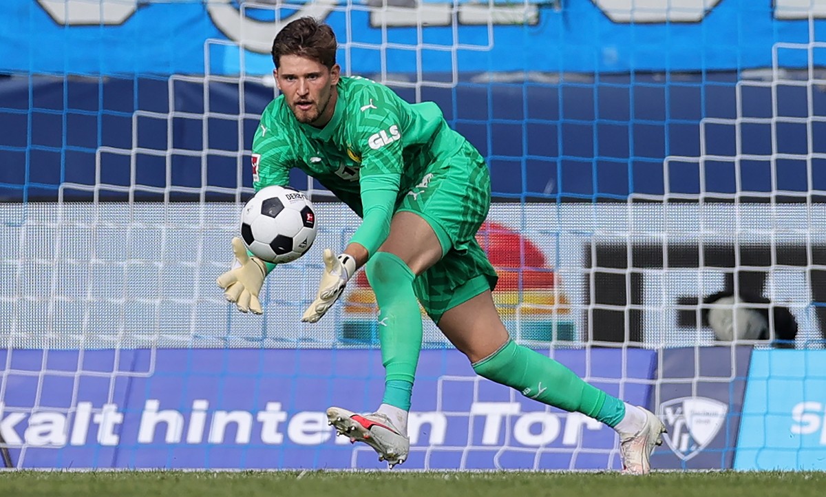 epa10821650 Dortmund's goalkeeper Gregor Kobel in action during the German Bundesliga soccer match between VfL Bochum and Borussia Dortmund in Bochum, Germany, 26 August 2023. EPA/FRIEDEMANN VOGE ...