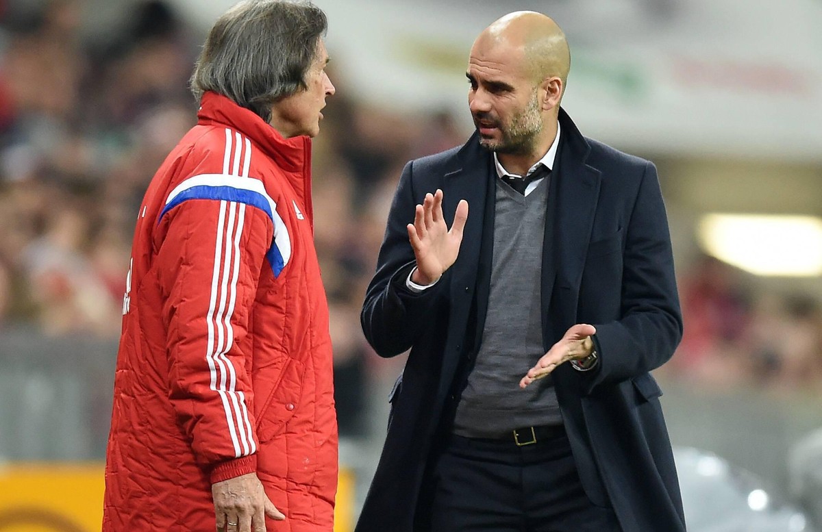 Fussball 1. Bundesliga Saison 2014/2015 16. Spieltag FC Bayern Muenchen - SC Freiburg 16.12.2014 Trainer Pep Guardiola (re, FC Bayern Muenchen) im Gespraech mit Mannschaftsarzt Hans-Wilhelm Mueller-Wo ...