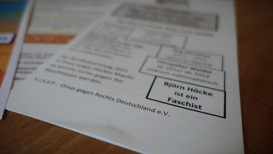 Treffen mit der Bürgerinneninitiatve Omas gegen Rechts in Dresden, am 13. Februar 2025. Von links: Monika (70 Jahre, aus Dresden), Christina (56 Jahre, aus Ostsaxen), Sigrid (64 Jahre, aus Dresden) un ...