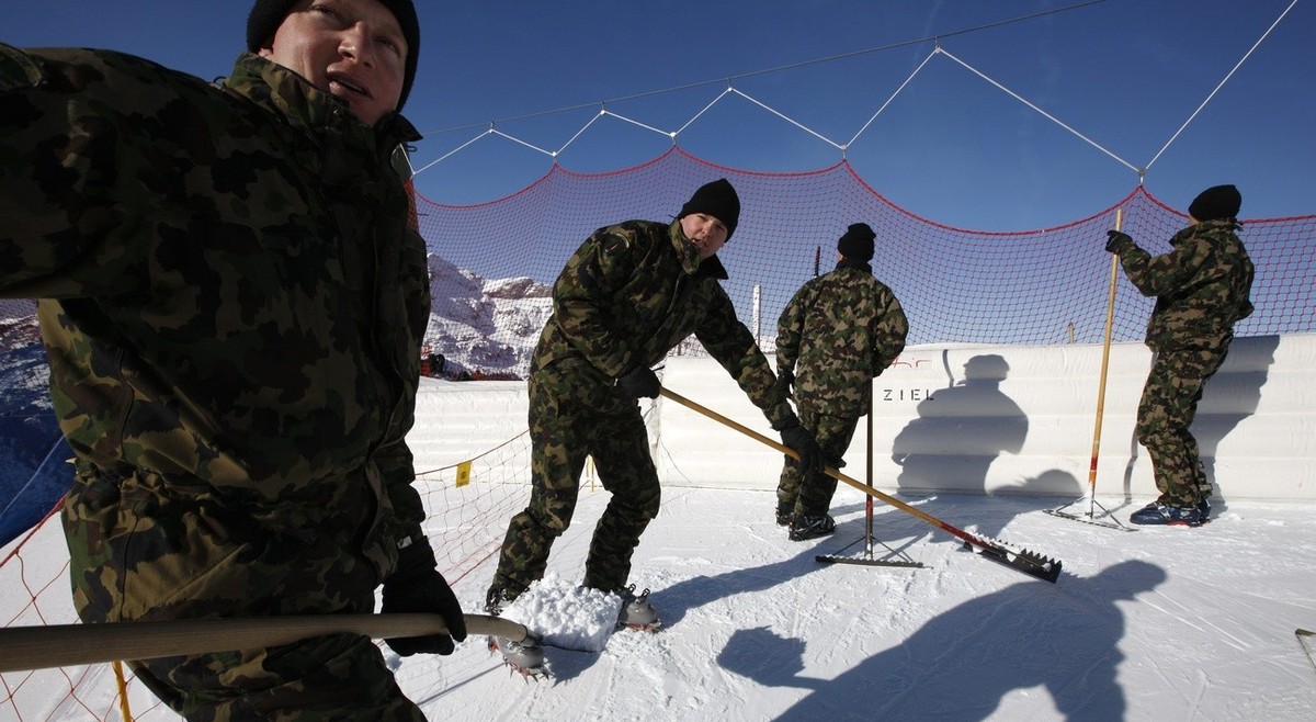 Swiss Military prepares the Hundschopf ahead of the second downhill training session at the FIS Ski World Cup at the Lauberhorn in Wengen, Switzerland, Thursday, January 15, 2009. (KEYSTONE/Alessandro ...