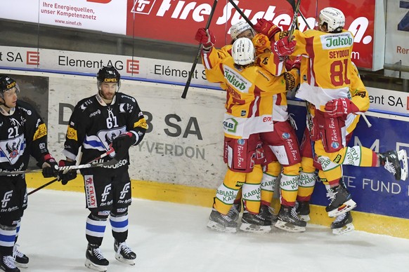 Die Langnauer bejubeln das Siegestor von Andreas Thuressonim Meisterschaftsspiel der National League A zwischen dem HC Fribourg-Gotteron und den SCL Tigers am Freitag, 15. Dezember 2017, in der BCF-Ar ...