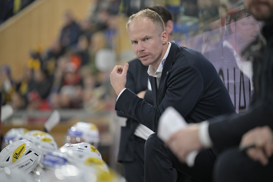 Head Coach Johan Lundskog (SCRJ) im Eishockey Spiel der National League zwischen dem HC Davos, HCD, und dem SC Rapperswil-Jona, SCRJ, am Samstag, 1. November 2025, in der zondacrypto-Arena in Davos. ( ...